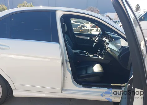 2012 Mercedes-Benz C 250 Luxury/Sport z USA, uszkodzony, nr VIN WDDGF4HB9CA628444